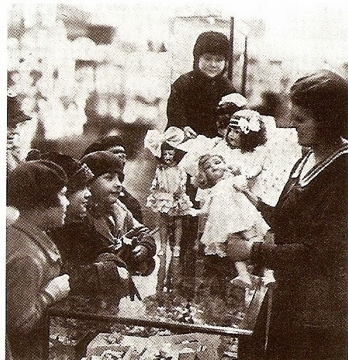 Stare fotografie - Sklep z lalkami...rok 1928.jpg