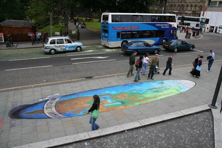 Iluzja na chodniku - globe-wrongview.jpg